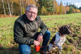 Schweinepest: Jäger setzt auf Fallenjagd - Jagdpächter René Herrmann würde als Schutz vor der Afrikanischen Schweinepest nicht nur mehr Schwarzwild abschießen, sondern auch die Fallenjagd einsetzen. Immer bei der Jagd dabei: Hund Kalle.