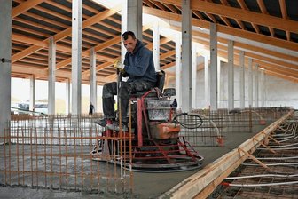Schweinestall in Königshain: Im Frühjahr sollen die Ferkel kommen - Auf der Baustelle des neuen Schweinestalls der Genießergenossenschaft Sachsen in Königshain wurde am Montag ein Teil des Betonbodens eingebaut.