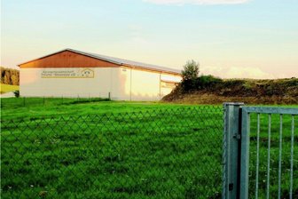 Schweinestallgerüche stören Anwohner in Neuensalz: Landwirt erfährt es erst aus dritter Hand - Die Agrargenossenschaft Theuma-Neuensalz betreibt am Rand von Neuensalz einen Tierstall mit Futterlagerung und Mistplatte.