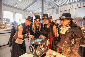 Schweißerbrillen, Zahnräder und Zylinder: Im Industriemuseum fallen Steampunk und eine runde Zahl zusammen - Grit Melchinger, Thomas Uhlig, Anett Wenzel und Simone Keil (von links) waren beim Steampunk Fest im vergangenen Jahr zu Gast.