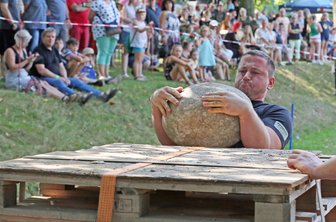 Schweißtreibende Hochland-Spiele im Crossener Freibad - Ein Mann und ein grooooßer Stein. Martin Kupfer von den Kleinpösnaer Dudelsäcken gab alles.