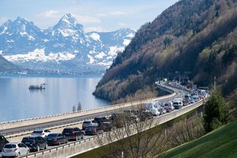 Schweiz will bei Ausländern für Durchfahrt kassieren - Am Gotthardtunnel ist zu Stoßzeiten stundenlange Geduld nötig. (Archivbild)