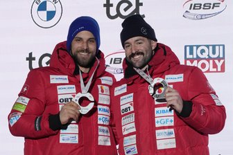 Schweizer Bobpilot boykottiert Bahn im Erzgebirge: Eiskanal-Betreiber wehrt sich gegen Vorwürfe - Ein Foto aus alten Tagen: Bobpilot Michael Vogt (rechts) und sein damaliger Anschieber Sandro Michel, der in Altenberg fast ums Leben kam