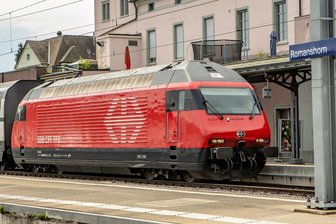 Schweizer Bundesbahnen prüfen ihre E-Loks mit den AX-Trafo-Türmen aus dem Erzgebirge - Eine E-Lok der Schweizerischen Bundesbahnen (SBB) - hier in Romanshorn am Bodensee.