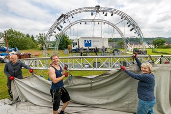 Schweizer Wandertheater zu Gast in Pockau - Martin Del Torre (M.) wurde beim Aufbau auch von Michael Friedl und Viola Brachmann unterstützt.