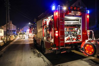 Schwelbrand im Erzgebirge: Feuerwehrmann bemerkt Rauch im Vorbeifahren - Mehrere freiwillige Feuerwehren waren am Dienstagabend wegen eines Schwelbrandes in Langenberg im Einsatz.