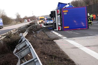 Schwer beladener Lkw fällt auf A4 bei Frankenberg um -