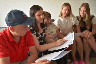 Schwer verletzter Ukrainer soll mit Neun-Euro-Ticket von Norddeutschland ins Vogtland fahren - Severine Wetzl (Zweite von links) ackert mit Andrey Bukhai (links), Nataliia Bukhai, Kateryna Parkhomenko und Daryna Bukhai den Schriftverkehr zwischen der Familie und den Behörden durch. 