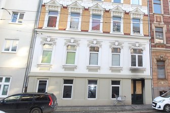 Schwere Brandstiftung in Plauener Mehrfamilienhaus - In der Nacht zum Dienstag ist es in einem Mehrfamilienhaus an der Plauener Haydnstraße zu einem schweren Brand gekommen. Im Haustürbereich sind noch Rußspuren zu erkennen.