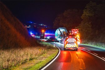 Schwere Fracht für Windrad-„Riese“ bei Wiederau: Wann genau die Rotorblätter kommen sollen - In der Nacht vom 29. auf den 30. Oktober sind mehrere Teile für das zweite große Windrad in Wiederau geliefert worden. Der Schwerlasttransport war stundenlang unterwegs.