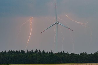 Schwere Gewitter drohen nach Hitzetagen - Der Wetterdienst sieht schwere Gewitter aufziehen. (Archivbild)