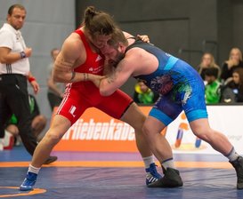 Schwere Jungs sichern den Sieg - David Adler (rotes Trikot) holte gegen seinen Gelenauer Konkurrenten Rico Richter zwei Punkte auf das Konto der WKG Pausa/Plauen.