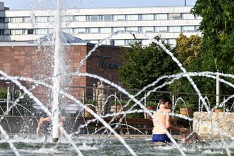 Schwere Schäden, kein Geld und fehlende Ersatzteile: Brunnen im Chemnitzer Stadthallenpark vor dem Aus? - Das Baden im Stadthallenpark-Brunnen ist zwar offiziell nicht gestattet. Bei schönem Wetter tummeln sich trotzdem viele Kinder darin.