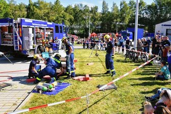 Schwere Technik beeindruckt bei Schautag in Ehrenfriedersdorf - Die Fachgruppe Bergung des Ortsverbandes Annaberg zeigte das Heben von schweren Lasten. "Etwa 2,5 bis 3 Tonnen Gewicht werden hier bewegt", so Zugführer Alexander Haase. Zahlreicher Zuschauer verfolgten das Geschehen. 