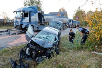 Schwere Unfälle auf der Augustusburger Straße - Am Montagnachmittag krachte ein Pkw in Adelsberg in einen Sattelauflieger.
