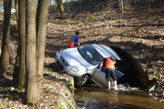 Schwere Unfälle im Vogtland - B 173 zeitweise gesperrt - Kurz vor dem Ortseingang Plauen kam ein VW von der B 173 ab.