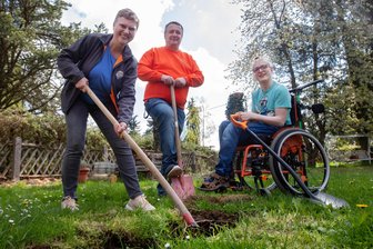 Schwerelos sein: Plauener Firma will spastisch gelähmtem Merlin einen großen Wunsch erfüllen - Der erste Spatenstich im Jößnitzer Garten der Höhnes: Ingrid und Thomas Müller von der Firma Collektiv Bau nahmen diesen jetzt gemeinsam mit Merlin (rechts) vor.