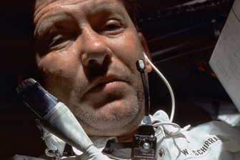 Schwerelos verschnupft - Komm doch hoch und zieh mir den Helm an! Mit schnoddrigem Kommentar setzte sich Walter Schirra beim Landeanflug zur Erde über die Helm-Pflicht-Order von der Bodenstation hinweg.
