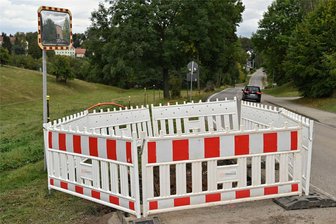 Schwerer Arbeitsunfall in Königsfeld: Ermittlungen dauern an - In einer Baugrube für den Breitbandausbau in Königsfeld wurde in der vergangenen Woche ein Arbeiter bei Bohrarbeiten schwer verletzt.