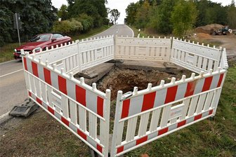 Schwerer Arbeitsunfall in Königsfeld: Ursache steht offenbar fest - In einer Baugrube für den Breitbandausbau in Königsfeld hatte sich ein Arbeiter schwer verletzt.