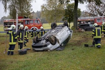 Schwerer Autounfall bei Schlettau: Lupo landet auf dem Dach - Auf dem Dach gelandet ist bei einem schweren Verkehrsunfall auf der B101 nahe Schlettau am Samstagmittag ein Lupo.