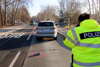 Schwerer Autounfall mit Fußgänger in Chemnitz: 94-Jähriger schwebt noch in Lebensgefahr - Auf der Wolgograder Allee kam es am Donnerstagmorgen zu einem Unfall mit einem Fußgänger.