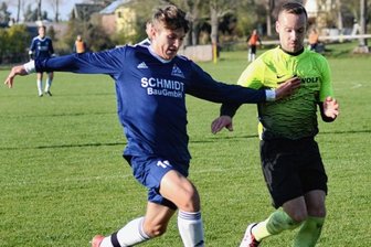Schwerer Brocken für den Cupverteidiger - 2019 war Manuel Reiher (rechts), der sich hier mit dem Jößnitzer Anton Fellgiebel um den Ball streitet, der Siegtorschütze im Viertelfinale. Nach dem Sieg gegen Jößnitz hielt niemand die Rotschauer auf, die am Ende den Pokal gewannen. Am Wochenende kommt es zur Neuauflage des Viertelfinals. 