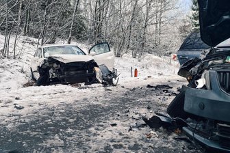 Schwerer Crash auf winterlicher Straße zwischen Erdmannsdorf und Chemnitz - Auf der S 236 Erdmannsdorf-Chemnitz sind zwei Fahrzeuge frontal zusammengestoßen.