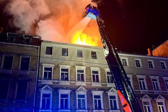 Schwerer Dachstuhlbrand an der Bundesstraße 92 hält Retter in Plauen bis zum Morgen in Atem - Verkehr rollt wieder - Die Feuerwehr musste mit der Drehleiter zu dem nächtlichen Brand ausrücken.