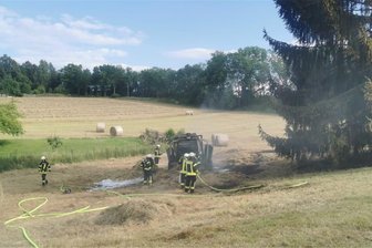 Schwerer Einsatz für die Feuerwehr Penig: Pressmaschine entzündet sich während des Betriebs - Beim Pressen von Heu ist eine Presse selbst in Brand geraten. Die Feuerwehr Penig musste ausrücken.