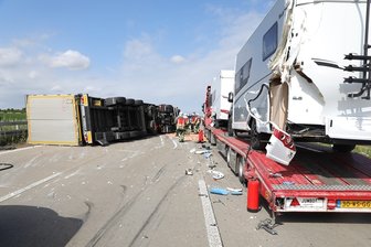 Schwerer Lkw-Unfall auf A4 - Rettungshubschrauber im Einsatz -