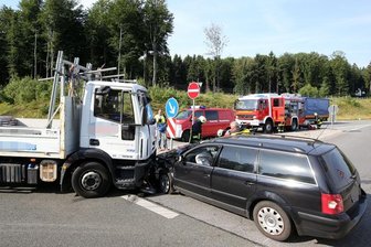 Schwerer Lkw-Unfall auf der A4 bei Wüstenbrand - Auf der A4, Anschlussstelle Wüstenbrand, ist am Mittwochfrüh ein Laster mit einem Pkw zusammengestoßen.