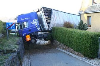 Schwerer Lkw-Unfall auf der B174 in Hohndorf -