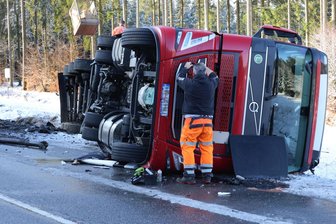 Schwerer Lkw-Unfall im Erzgebirge: Lkw umgekippt – Fahrbahn massiv beschädigt - Ein Lkw ist bei einem Unfall auf der B 174 umgekippt.