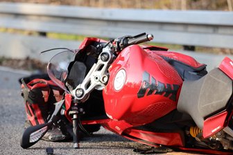 Schwerer Motorradunfall auf der B180 - Zwei Motorradfahrer sind auf der B 180 verunglückt.