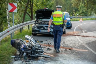 Schwerer Motorradunfall im Erzgebirge - Die Maschine ist nach dem Aufprall in Brand geraten.