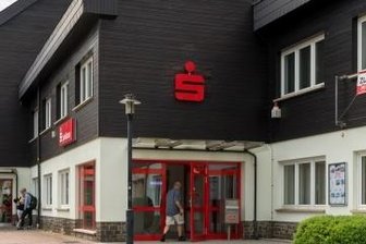 Schwerer Raub: 26-Jähriger vor Gericht - Das Sparkassengebäude am Olbernhauer Gessingplatz.