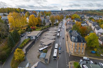Schwerer Raub in Annaberg-Buchholz: Drei Tatverdächtige in Justizvollzugsanstalt - Nach einem schweren Raub im Landratsamt folgte eine Auseinandersetzung am Busbahnhof.