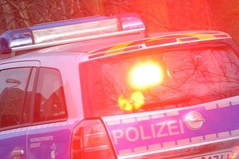 Schwerer Raub: Mann bedroht Verkäuferin mit Pistole - 