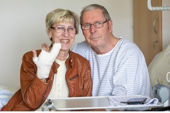 Schwerer Roller-Unfall auf der B 92: Plauener Ehepaar hat gleich mehrere Schutzengel aus Fleisch und Blut - Sonja und Uve Wittrien im Plauener Helios-Klinikum.