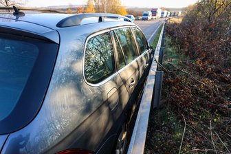 Schwerer Unfall am A-72-Zubringer bei Hartenstein: Auslöser war missglücktes Überholmanöver - Der Unfall ereignete sich auf der S 255 bei Thierfeld. Die Straße war danach gesperrt.
