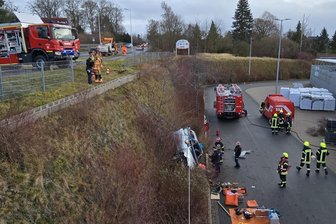 Schwerer Unfall am Einkaufszentrum Plauen-Park - Bei dem Unfall durchbrach der Pkw einen Zaun, stürzte anschließend einen Abhang hinab und landete auf dem Gelände eines Baumarktes.