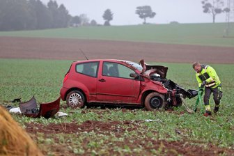 Schwerer Unfall am Montagmorgen in Hartenstein: Citroën überschlägt sich - Der Citroen hat sich beim Unfall in Hartenstein überschlagen.