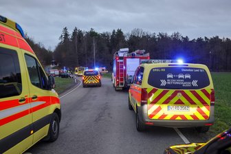 Schwerer Unfall am Montagnachmittag in Dennheritz: Retter kümmern sich um zwei verletzte Personen - Feuerwehr und Rettungsdienst waren nach dem Unfall mit einem Großaufgebot im Einsatz.