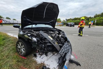 Schwerer Unfall am Sonnenlandpark Lichtenau: Autos stoßen frontal zusammen - Ein schwerer Unfall hat sich Freitagabend auf der S 200 am Sonnenlandpark ereignet.