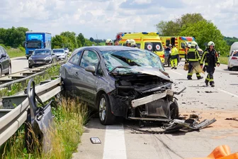 Schwerer Unfall auf A 14 bei Döbeln: Opel-Fahrerin (84) biegt falsch ab - Am Donnerstagmittag kam es an der Anschlussstelle Döbeln-Nord zu einem schweren Verkehrsunfall.
