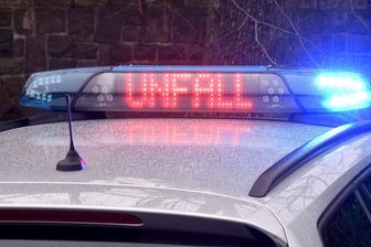 Schwerer Unfall auf A 4 bei Chemnitz: Mann nach mehreren Überschlägen leicht verletzt -