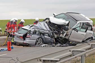 Schwerer Unfall auf A 4 bei Crimmitschau: Eine Person stirbt – Verkehr rollt seit 13.30 Uhr wieder - Nach dem Unfall ist die A 4 in dem Bereich jetzt wieder befahrbar.