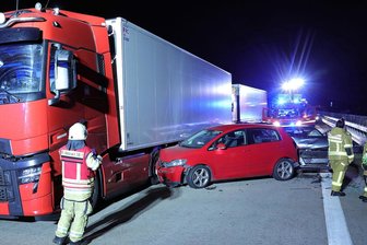 Schwerer Unfall auf A 4 bei Nossen - Schwerer Unfall auf der A 4 bei Nossen. Mehrere Menschen wurden verletzt. Zudem waren einige Fahrzeuge danach Schrott.