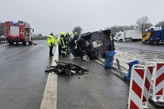 Schwerer Unfall auf A 72 im Vogtland: Auto überschlägt sich bei Ausfahrt auf Rastplatz - Schwerer Unfall an der Ausfahrt zum Rastplatz Großzöbern.